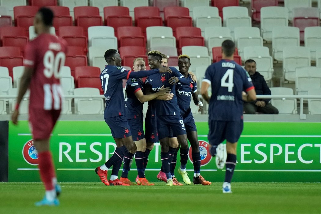 Slavia se raduje ze vstřeleného gólu Petera Olayinky