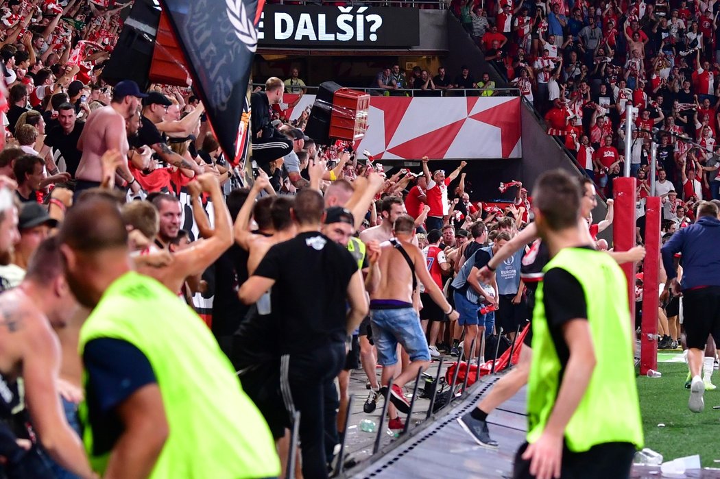 Euforie fanoušků v Edenu po postupu Slavie