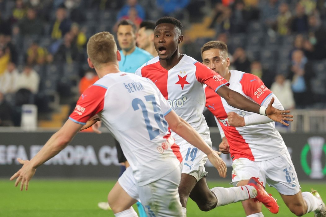Slávistická radost po gólech v Istanbulu v zápase proti Fenerbahce v Konferenční lize