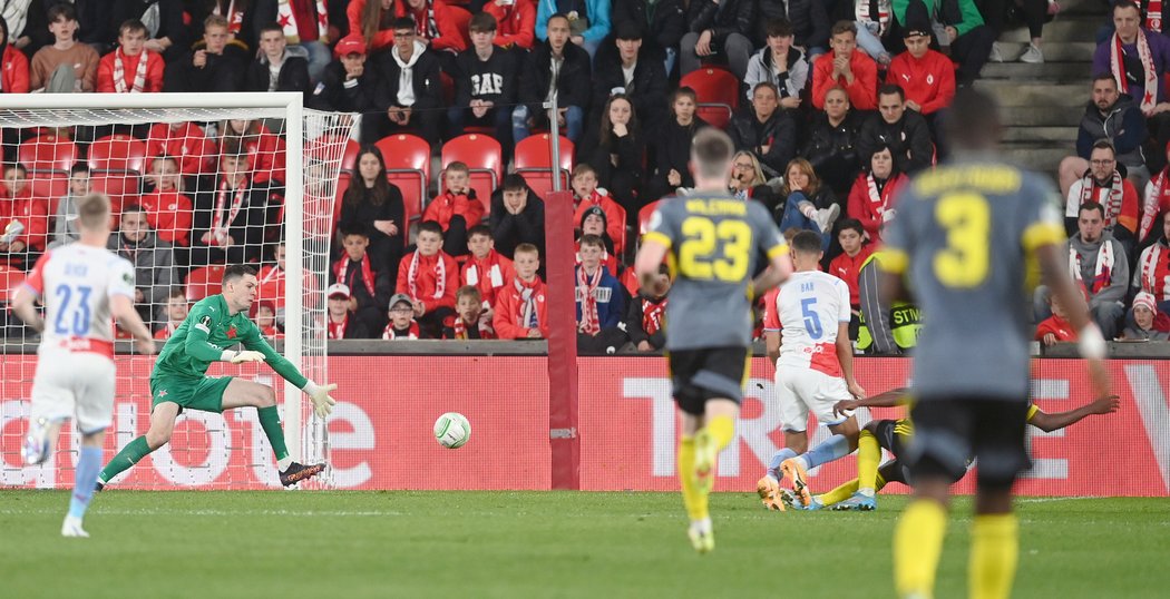 Aleš Mandous se po ráně Luise Sinisterry natahoval marně, Feyenoord šel do vedení 3:1