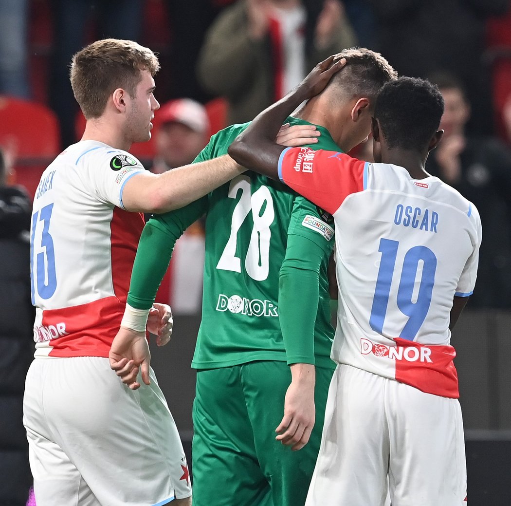 Slávisté utěšují gólmana Aleše Mandouse po vyřazení ze čtvrtfinále Konferenční ligy od Feyenoordu