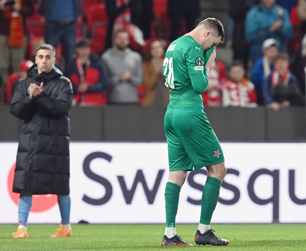 Zklamaný gólman Slavie Aleš Mandous po vyřazení ve čtvrtfinále Konferenční ligy proti Feyenoordu