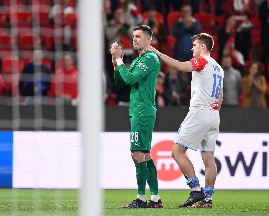 Zklamaný gólman Slavie Aleš Mandous po vyřazení ve čtvrtfinále Konferenční ligy proti Feyenoordu