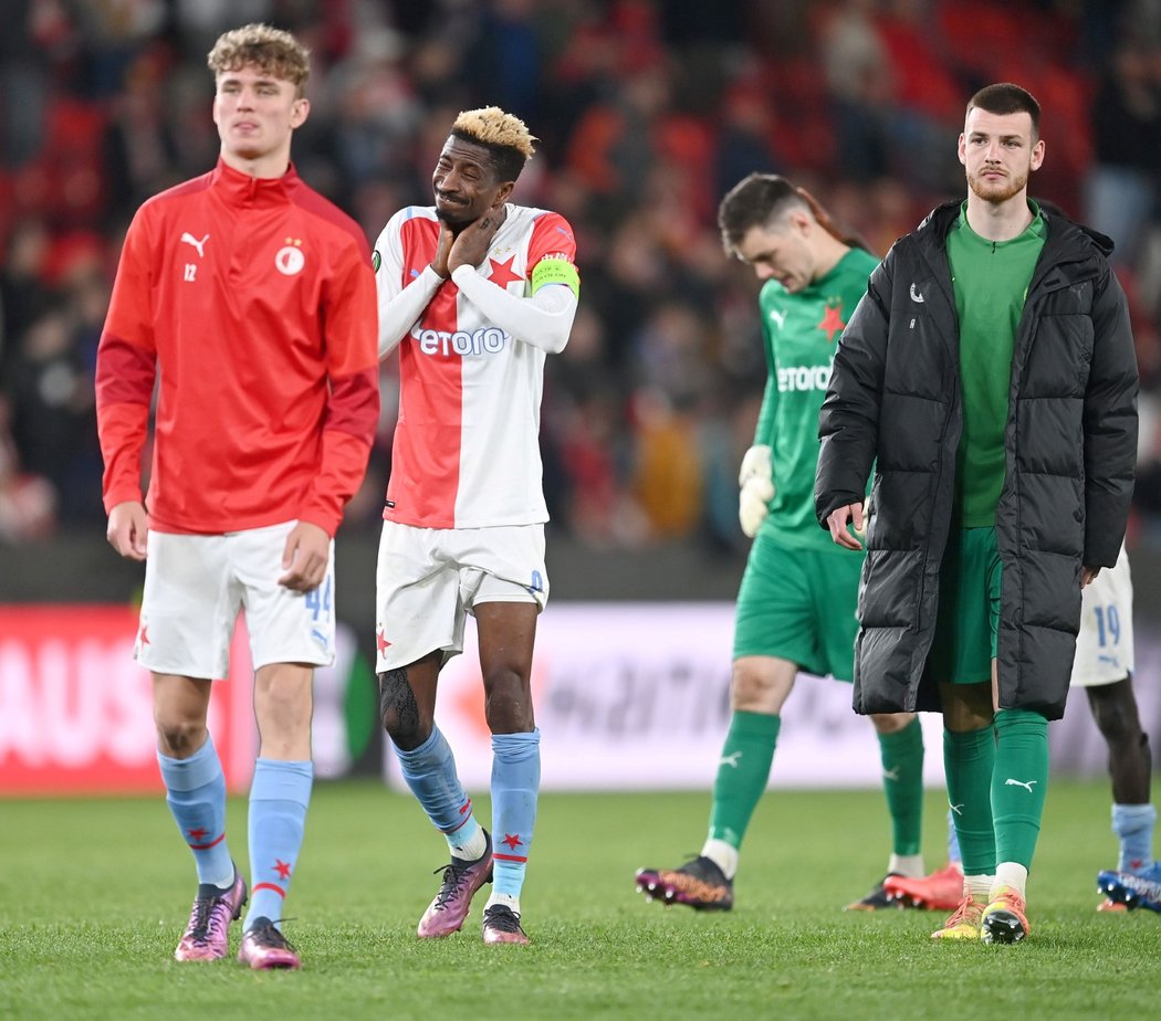 Zklamaní slávisté po vyřazení od Feyenoordu ve čtvrtfinále Konferenční ligy