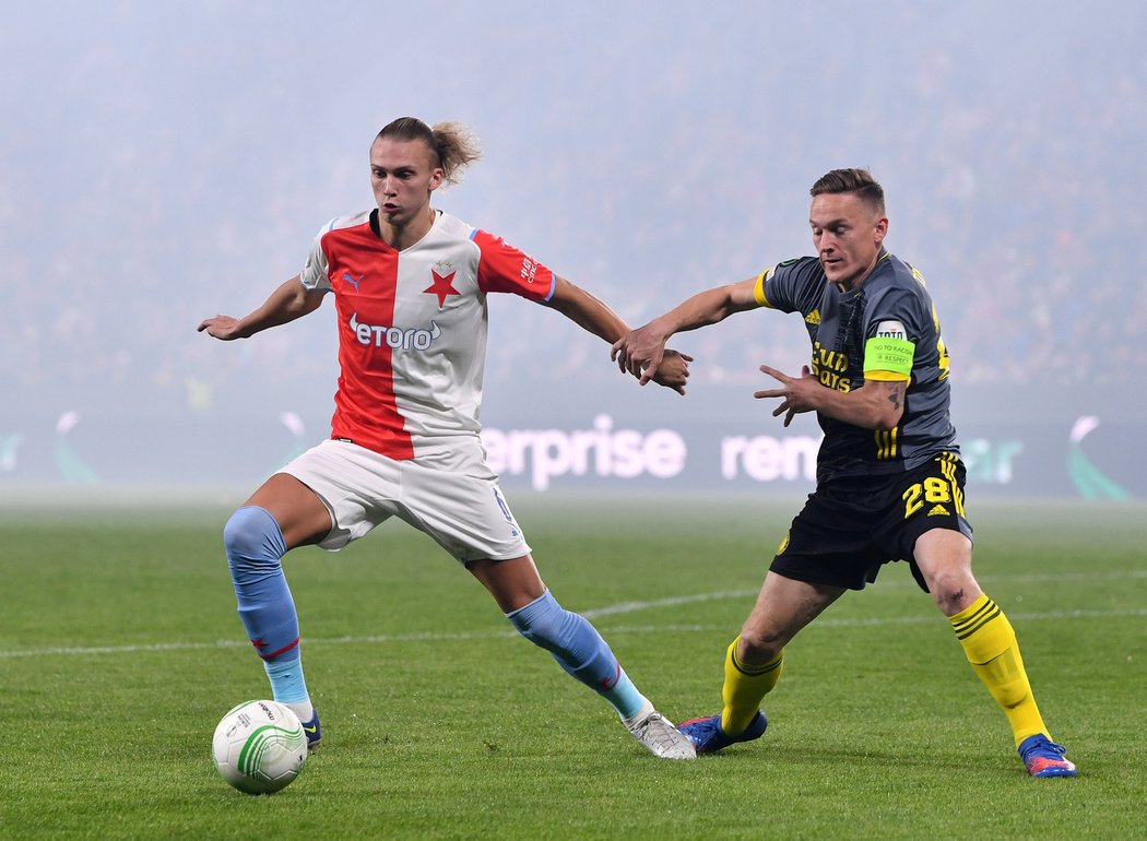 Maksym Talovierov v souboji s kapitánem Feyenoordu Jensem Toornstrou