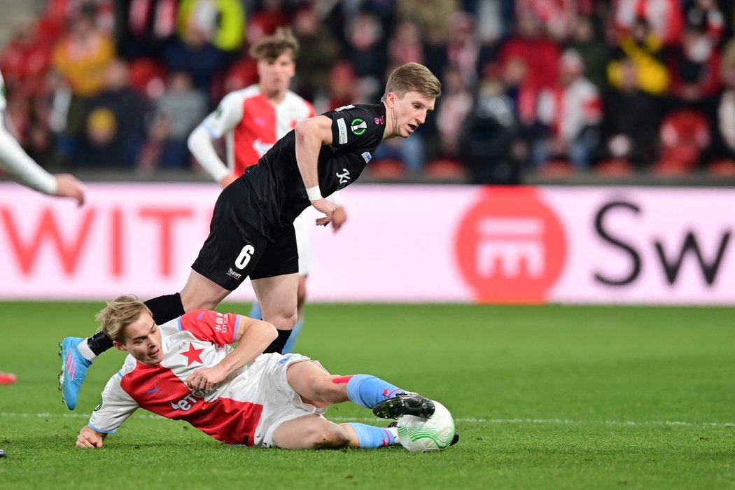 Mads Emil Madsen ze Slavie zastavuje akci Lince