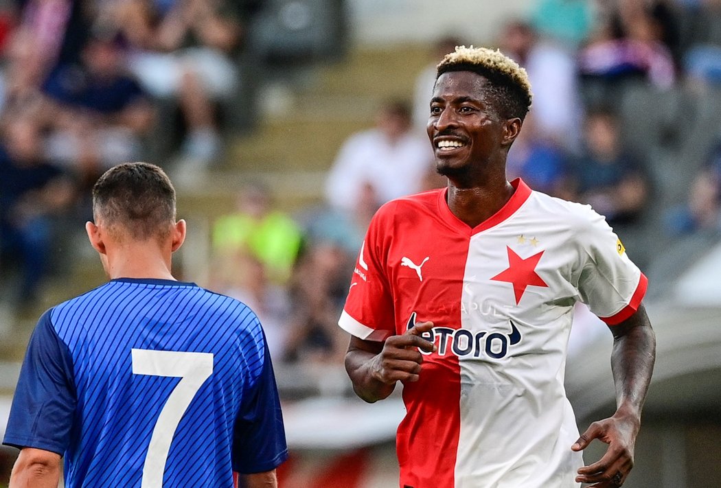 Peter Olayinka ze Slavie se raduje  ze vstřeleného gólu