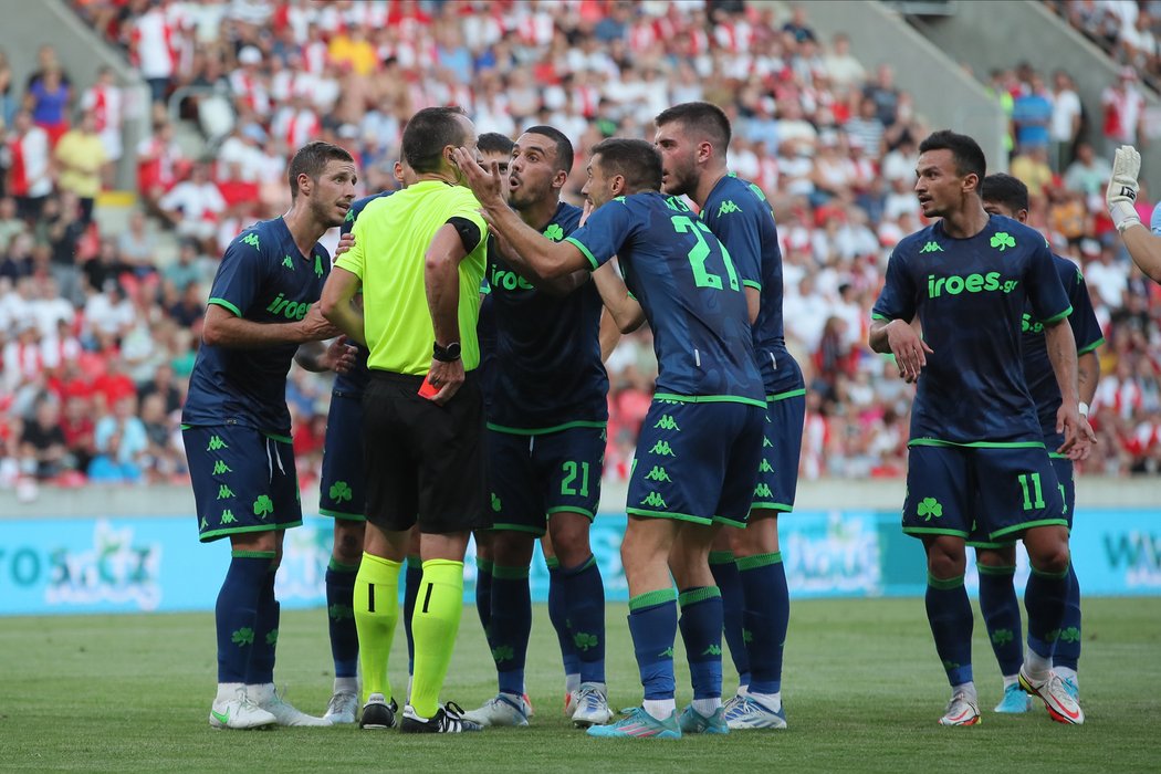 Fotbalisté Panathinaikosu protestují u rozhodčího duelu se Slavií