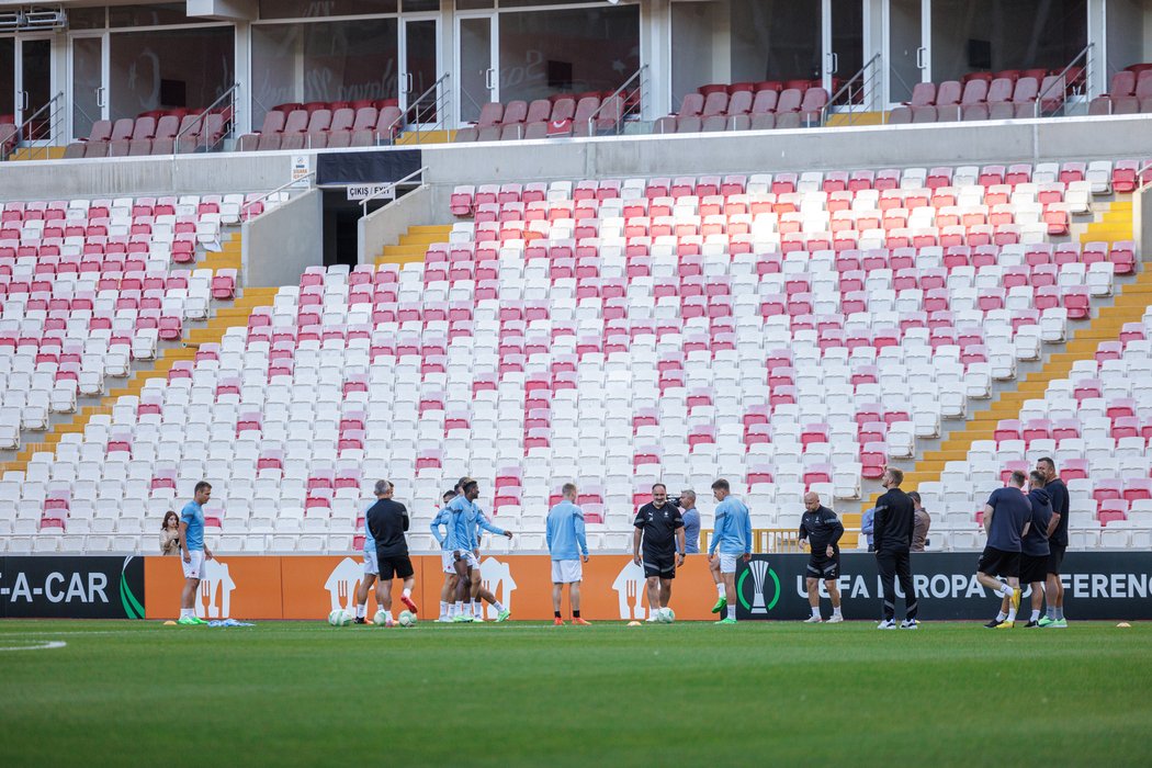 Hráči Slavie během tréninku na stadionu Sivassporu