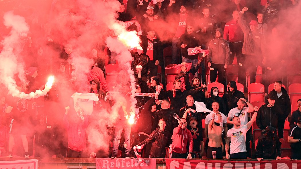 Fanoušci Unionu během zápasu proti Slavii