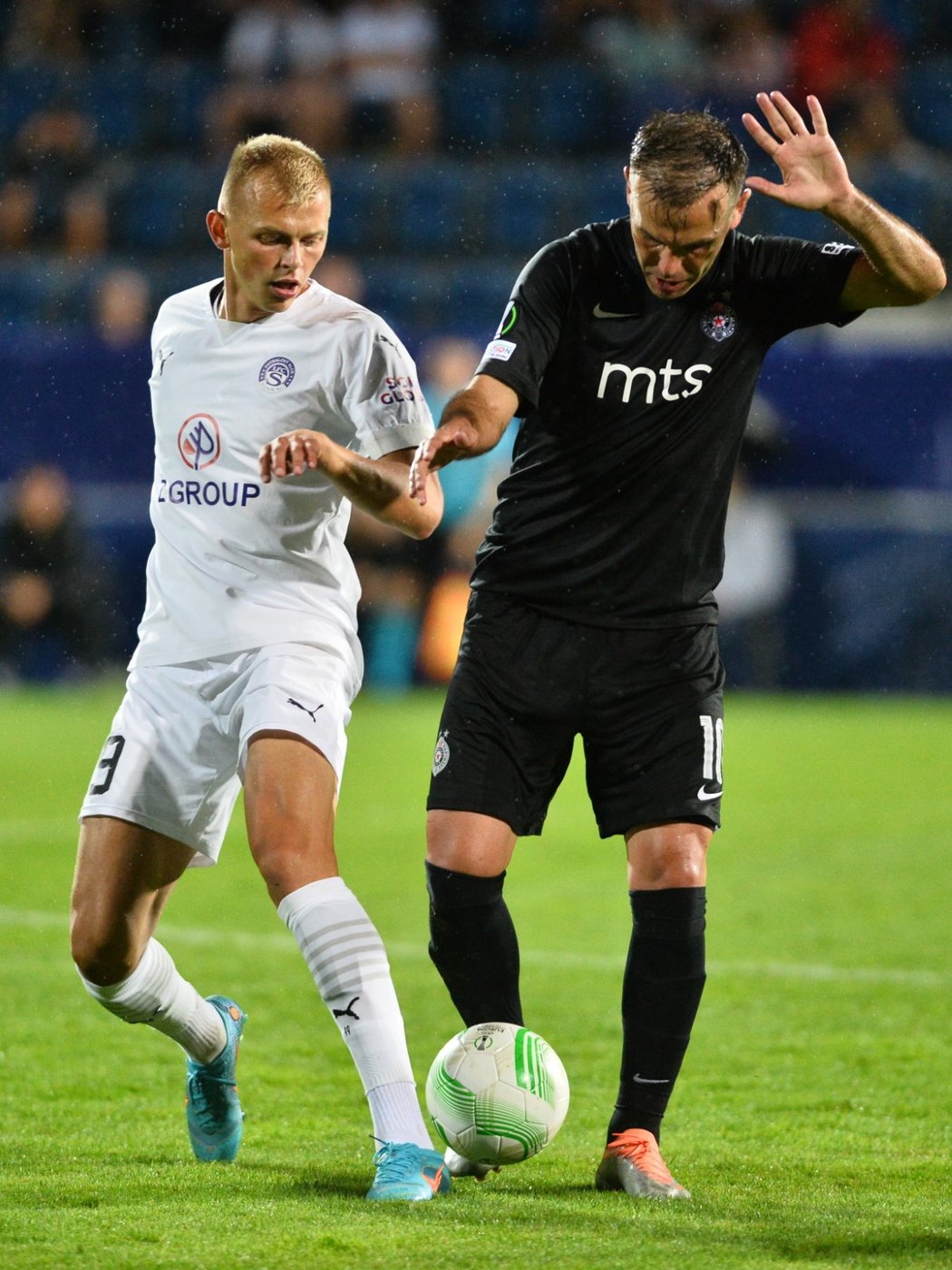 Vlasij Sinjavskij se rve o míč v duelu s Partizanem