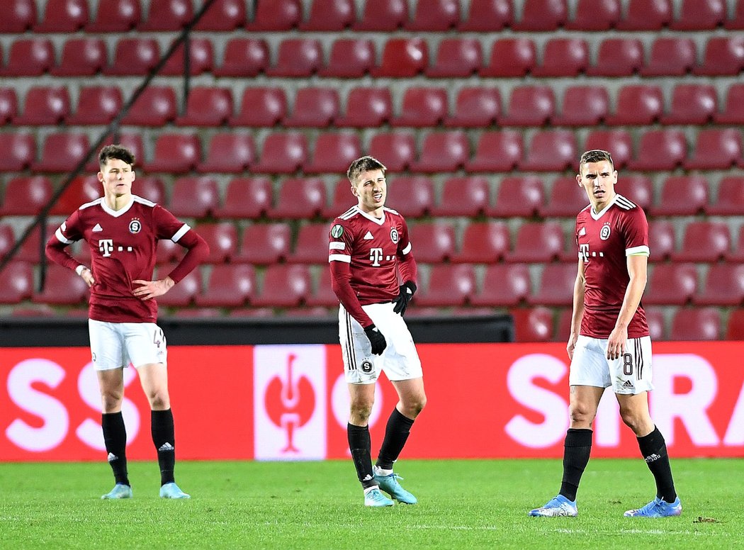 Sparťanští fotbalisté po prohře 0:1 s Partizanem Bělehrad v Konferenční lize