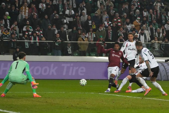 ONLINE: Legia - Sparta 0:1. Velká šance, Mercado napřáhl z dálky a těsně minul tyč ONLINE: Legia - Sparta 0:1. Velká šance, Mercado napřáhl z dálky a těsně minul tyč