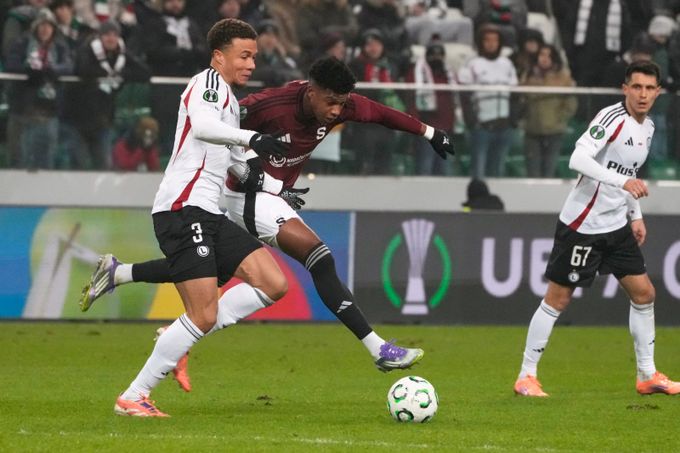 ONLINE: Legia - Sparta 0:1. Velká šance, Mercado napřáhl z dálky a těsně minul tyč ONLINE: Legia - Sparta 0:1. Velká šance, Mercado napřáhl z dálky a těsně minul tyč