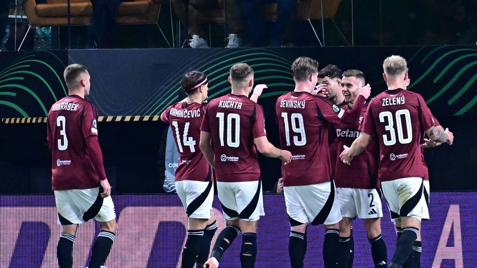 Sparťané slaví Suchomelův gól