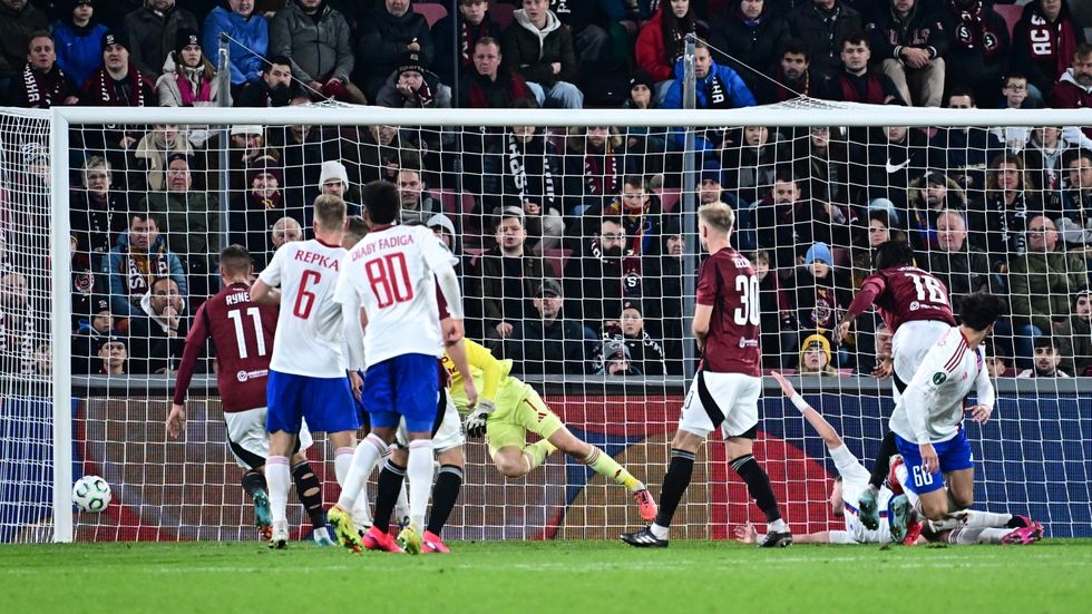 Raków v závěru utkání se Spartou nastřelil tyč