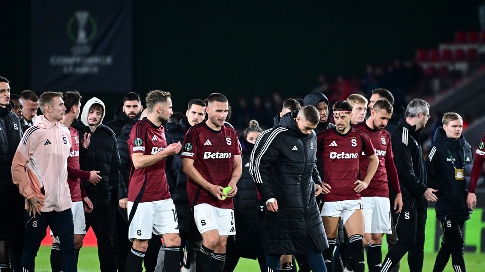 Hráči Sparty jdou poděkovat fanouškům za podporu