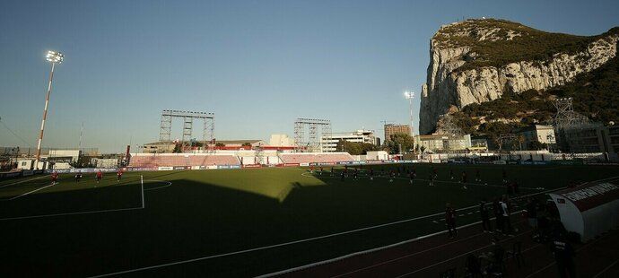 Fotbalisté St. Joseph´s FC hrají na hřišti pod Gibraltarskou skálou