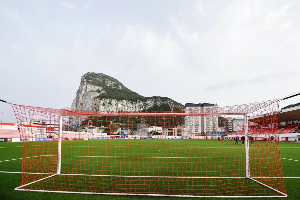 Fotbalisté St. Joseph´s FC hrají na hřišti pod Gibraltarskou skálou