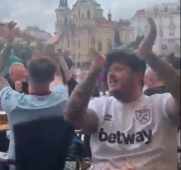 Fanoušci West Hamu zpívají v Praze oslavné chorály na adresu Vladimíra Coufala