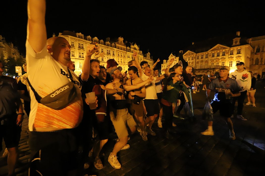 Fanoušci West Hamu po triumfu vyrazili slavit do centra Prahy