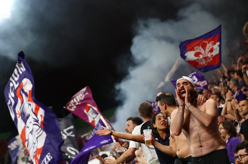 Fanoušci Fiorentiny slaví první gól ve finále