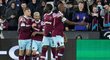 Fotbalisté West Hamu slaví gól proti Larnace