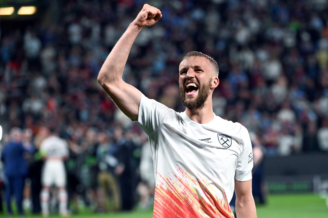 Tomáš Souček se raduje z triumfu West Hamu v Konferenční lize