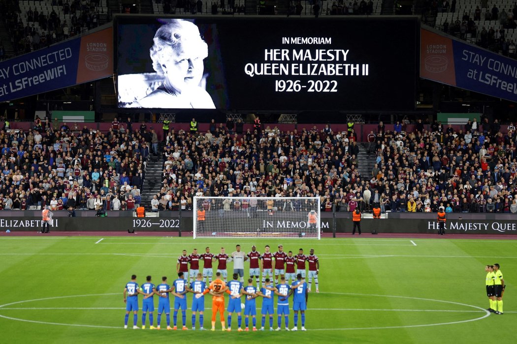 Před zápasem West Hamu hráči uctili památku zesnulé královny Alžběty II.