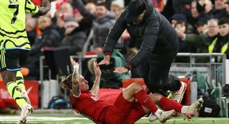 Liverpool kuriózně přišel o hvězdu. Při srážce s Kloppem utrpěla zlomeninu