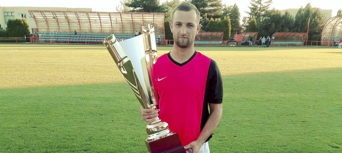 Jiří Kopecký ze Slatiňan vyhrál soutěž Sportu o krále střelců amatérských soutěží (na snímku je trofej za vítězství v krajském poháru)