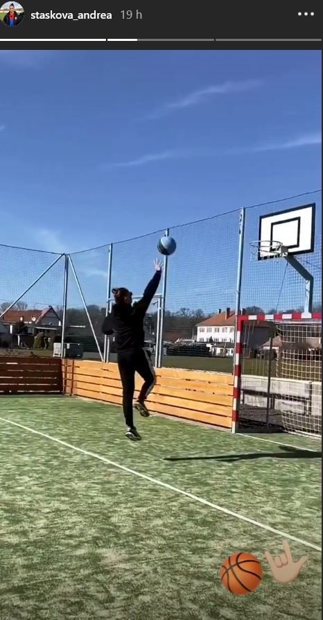 Fotbalistka Juventusu Andrea Stašková si krátí nucenou pauzu zapříčiněnou koronavirem basketbalem.