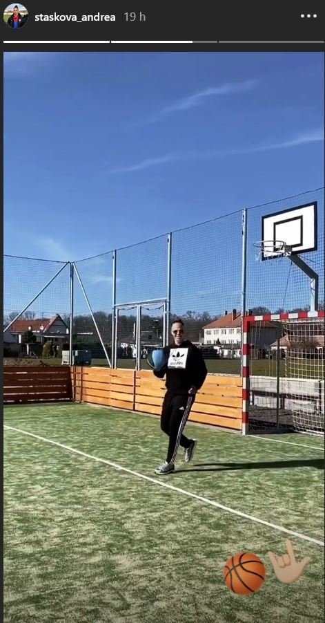 Fotbalistka Juventusu Andrea Stašková si krátí nucenou pauzu zapříčiněnou koronavirem basketbalem.