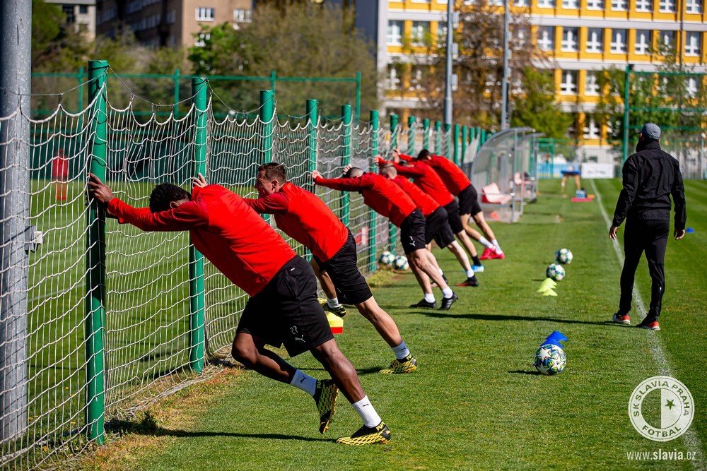 Slávističtí fotbalisté na tréninku po koronavirové pauze