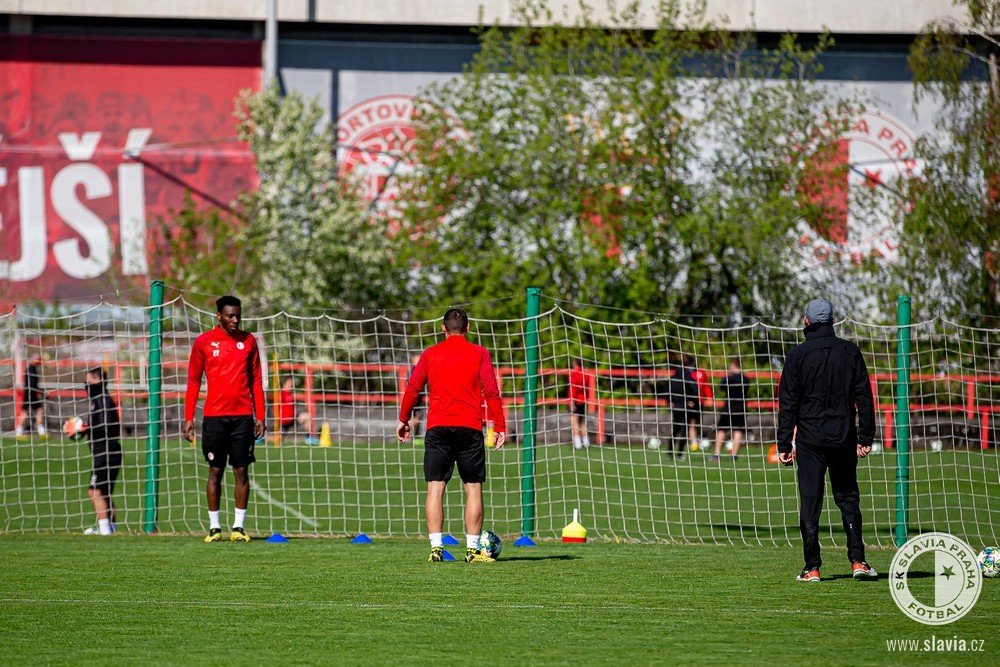 Slávističtí fotbalisté na tréninku po koronavirové pauze