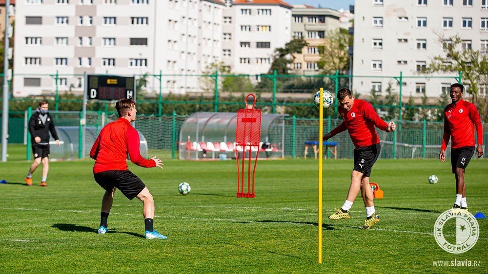 Slávističtí fotbalisté na tréninku po koronavirové pauze