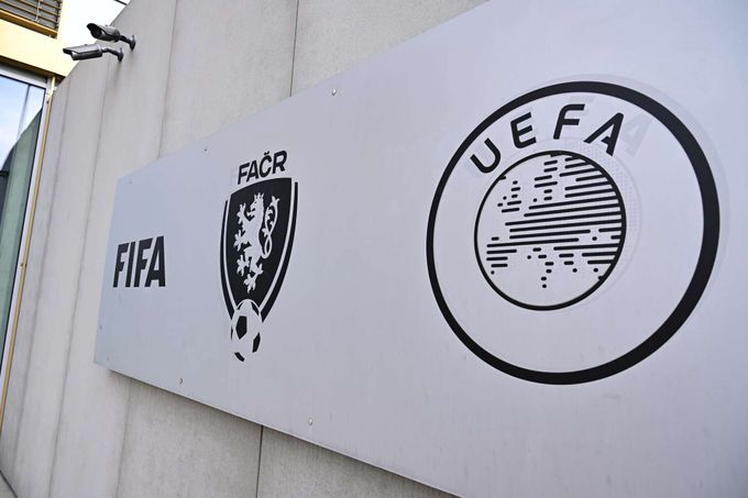 Fotbalový skandál ONLINE: Další útěk z FAČR. Etická komise už na Suchého nedosáhne Fotbalový skandál ONLINE: Další útěk z FAČR. Etická komise už na Suchého nedosáhne