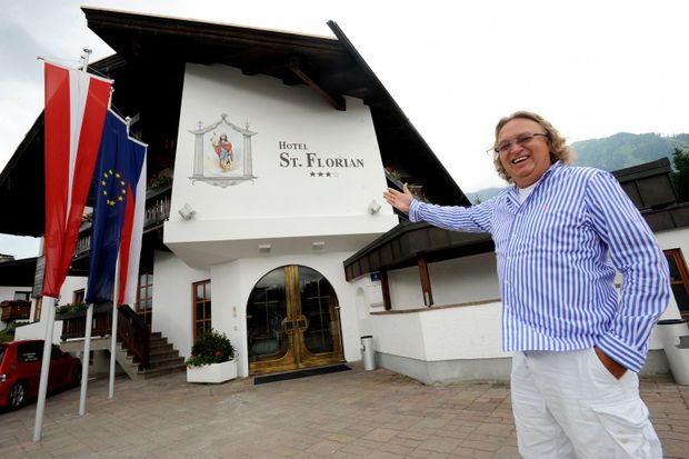 Vlastimil Košťál ve své nové pozici hoteliéra Vlastimil Košťál ve své nové pozici hoteliéra