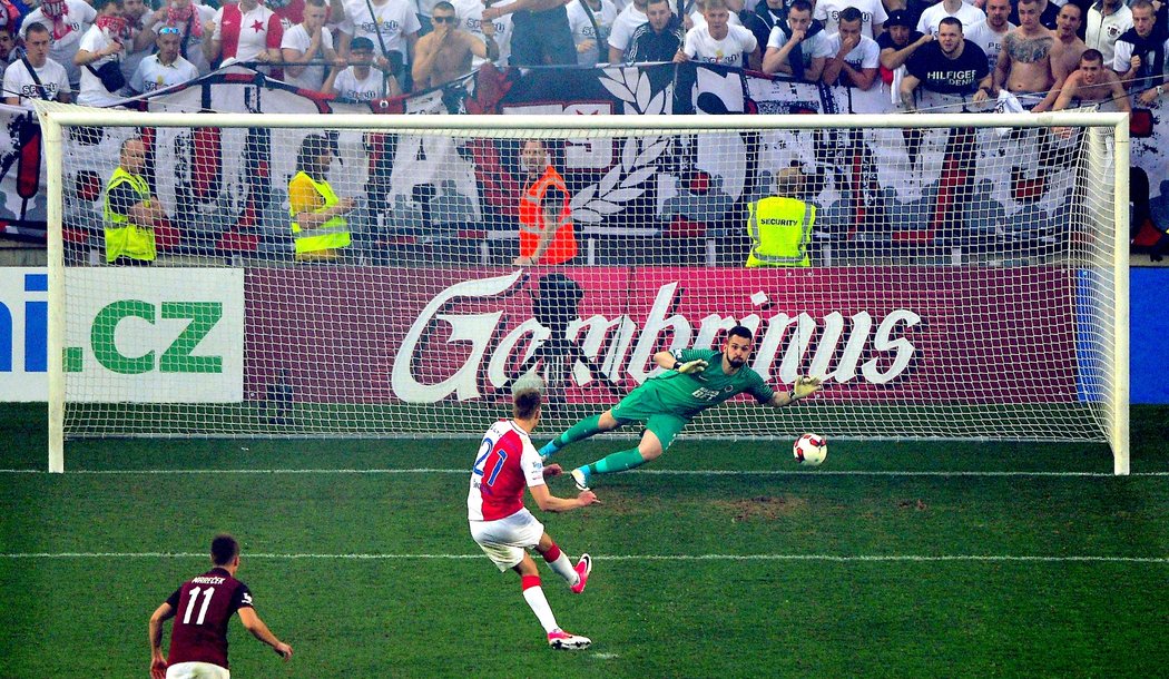 Tomáš Koubek v dresu Sparty proti penaltě Milana Škody ze Slavie