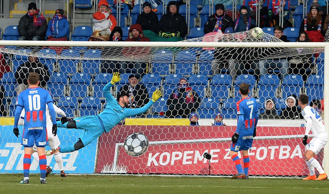 Klíčový okamžik utkání. Matúš Kozáčik nedosáhl na razantní střelu Jiřího Tlustého a Jihlava vedla v Plzni 1:0