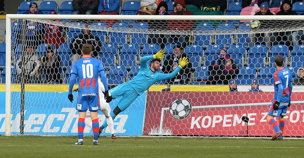 Klíčový okamžik utkání. Matúš Kozáčik nedosáhl na razantní střelu Jiřího Tlustého a Jihlava vedla v Plzni 1:0