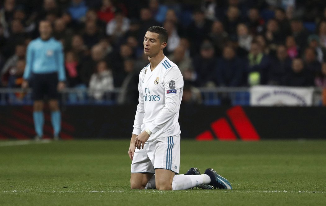Ronaldo chtěl po českém rozhodčí  penaltu, marně