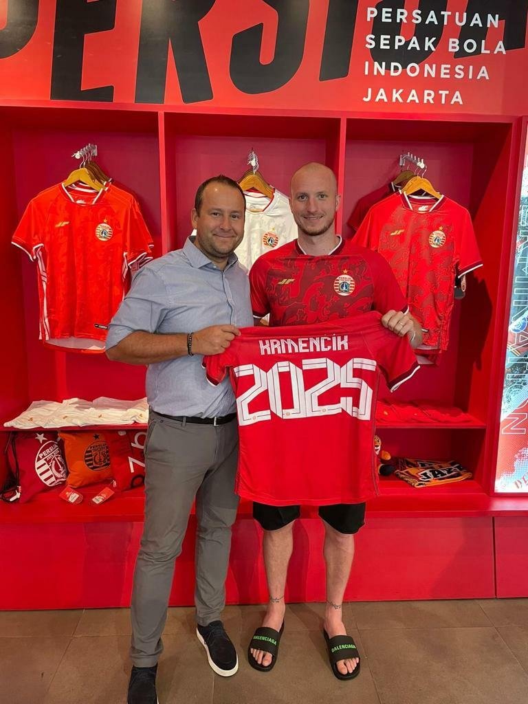 Český útočník Michael Krmenčík krátce po podpisu smlouvy s Persija Jakarta