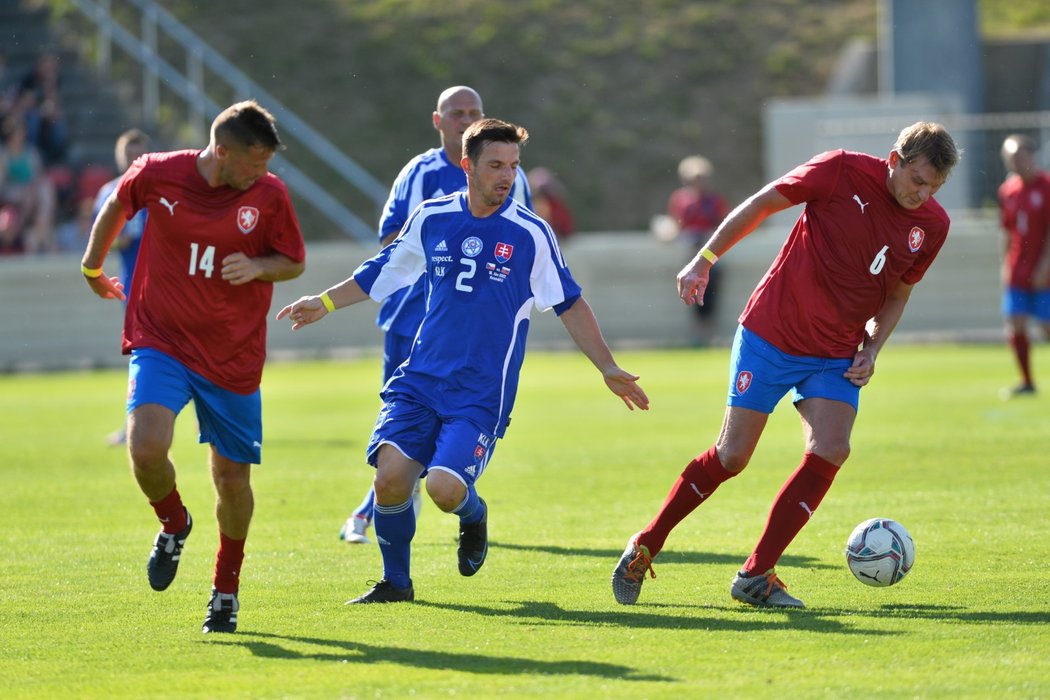 Milan Luhový pokračuje s míčem. Na snímku jsou i Radek Šírl (vlevo) a Milan Ivana (uprostřed)