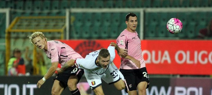 Juraj Kucka (uprostřed) bojuje o míč v utkání italské ligy