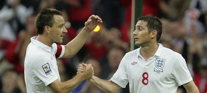 Angličtí reprezentanti Frank Lampard (vlevo) a John Terry se radují z gólu do sítě Andorry.