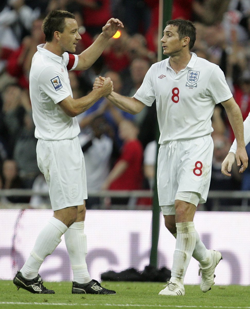 Angličtí reprezentanti Frank Lampard (vlevo) a John Terry se radují z gólu do sítě Andorry.