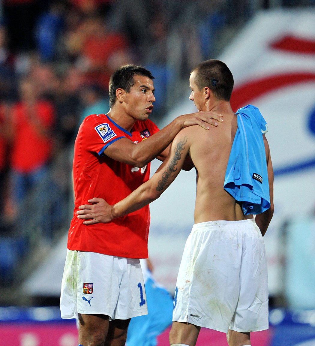 I po zápase jakoby si Milan Baroš (vlevo) a Václav Svěroš měli co vysvětlovat
