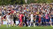 Zklamaní čeští fotbalisté po prohře v Kosovu, jehož hráči se v pozadí radují z výhry 2:1