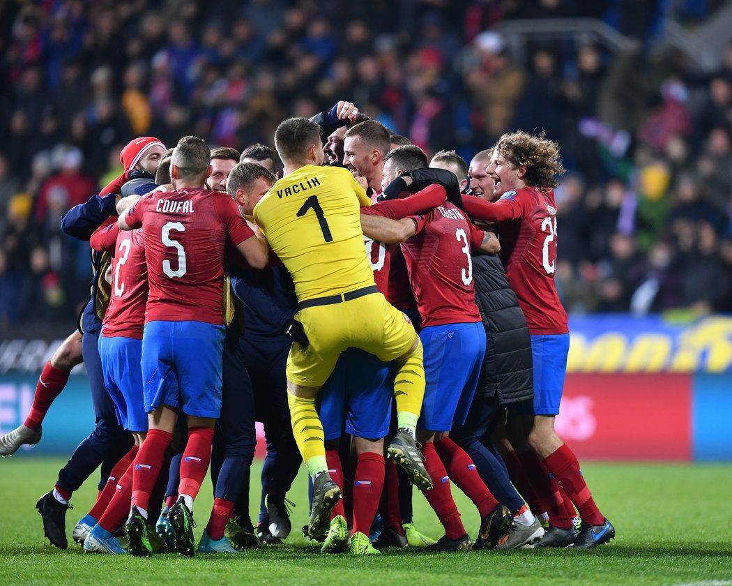 Radost českých fotbalistů po výhře nad Kosovem 2:1, která národní tým posunula na EURO 2020